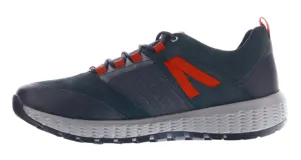 Zapato deportivo tipo trekking de hombre, color azul oscuro/verde azulado con detalles en naranja vibrante. Presenta una capellada mixta de gamuza y malla, con refuerzos sintéticos oscuros en puntera y laterales. La suela es gruesa, de color gris claro con textura marcada para tracción.