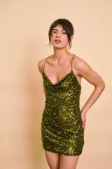 Vestido corto de lentejuelas color verde oliva, con escote drapeado y tirantes finos ajustables.