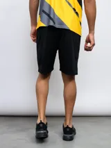 Short deportivo negro con logo del Club Atlético Peñarol bordado en amarillo en la pierna izquierda.