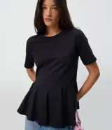 Blusa femenina de manga corta y cuello redondo, color negro, confeccionada en algodón. Presenta un corte levemente entallado con recorte en la cintura y un volado estilo peplum en el bajo.