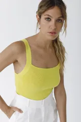 Crop top tejido de punto con escote cuadrado y breteles anchos, de corte ajustado al cuerpo.