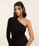 Blusa negra de viscosa con escote asimétrico de un solo hombro y manga larga.