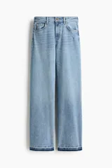 Jean de tiro alto con corte wide leg y piernas amplias. Confeccionado en denim de algodón con leve stretch, presenta diseño de cinco bolsillos, cierre con botón y bajo con detalle de ruedo desgastado.
