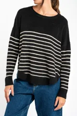 Sweater negro con rayas horizontales blancas, cuello redondo y manga larga.