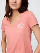 Remera de algodón color rosado con cuello en V y mangas cortas. Presenta un pequeño logo estampado en el pecho con la inscripción Gap Original.
