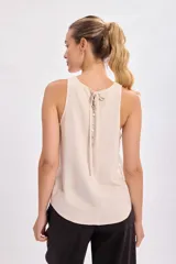 Musculosa beige de lino con cuello redondo y sisas amplias.