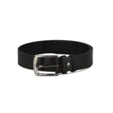 Cinto de cuero negro con hebilla metálica plateada.