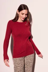 Sweater de punto acanalado en color negro con sutil acabado brillante. Presenta un diseño ajustado al cuerpo, cuello redondo y mangas largas.