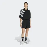 Short Adidas Adibreak de color negro, con las icónicas tres bandas blancas en los laterales y el logo de la marca bordado. Presenta un corte holgado y cintura elástica.