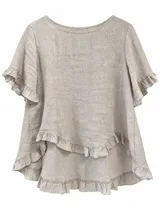 Blusa beige de manga corta con volados en las mangas y en el dobladillo inferior, de diseño holgado.