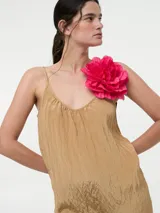 Mono largo negro de viscosa con breteles finos regulables y tejido arrugado.