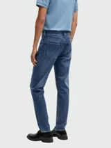 Pantalón de jean de hombre, marca BOSS, modelo C-Re. Maine, de corte recto y color azul oscuro.