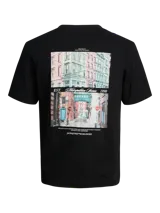 Remera negra de manga corta y cuello redondo, con un estampado gráfico en la espalda que muestra una escena urbana con edificios y texto que incluye "Metropolitan Scenes 1990" y el logo "JACK&JONES WORLDWIDE".