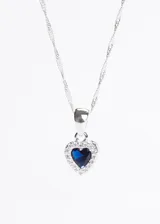 Collar con cadena de plata 925 y dije de corazón con piedra azul central rodeada de pequeñas circonias blancas.