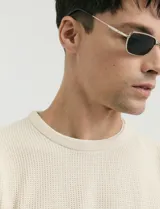 Sweater de punto con textura tipo waffle, color negro, de corte clásico con cuello redondo y mangas largas.