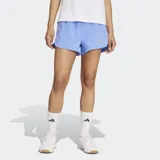 Short de running Adidas de tiro alto, color azul celeste, confeccionado en tejido liviano con tecnología CLIMACOOL. Presenta aberturas laterales para mayor amplitud de movimiento y un logo reflectante en la pierna.