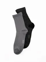 Pack de dos pares de medias de caña media con diseño acanalado y acabado brillante. Un par en color gris y otro en color negro.