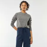 Sweater gris de punto con cuello redondo y mangas largas.