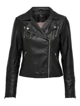 Campera biker corta de cuero sintético negro con cierre frontal asimétrico, solapas con muesca, bolsillos con cierre y detalles acolchados en las mangas.