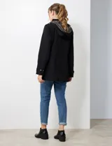 Gabardina impermeable negra, con capucha desmontable, cierre central oculto con botones a presión, bolsillos delanteros y cintura ajustable con jareta interna. Incluye forro interno desmontable.
