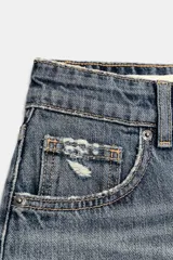 Shorts de denim TRF de tiro alto y diseño curvo, con cinco bolsillos, trabillas para cinturón y cierre frontal con cremallera y botón metálico.