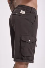 Bermuda cargo de hombre color marrón oscuro, con múltiples bolsillos laterales y dobladillo en el borde de la pierna.