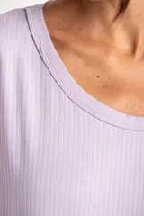 Remera celeste de punto canalé, corte holgado y mangas cortas.