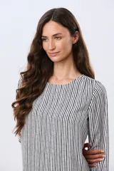 Blusa clásica de manga larga con cuello redondo y diseño a rayas verticales en blanco y negro.