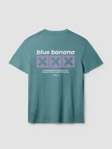 Remera verde oscuro con cuello redondo y mangas cortas de corte regular, con estampado gráfico trasero que incluye el texto "blue banana" y tres cruces.