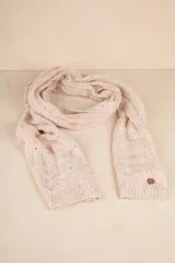 Bufanda rectangular tejida en color beige con pequeños puntos de color.