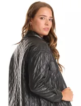 Chaqueta de eco cuero negro con diseño capitoneado, cuello con solapa y cierre frontal con botones a presión. Presenta mangas largas con puños abotonados, dos bolsillos frontales con solapa y forro interno a tono.