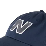 Gorro azul marino de algodón con visera curva y logo "N" bordado en gris con borde blanco.
