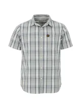 Camisa de manga corta gris con estampado a cuadros azules y blancos. Tiene cuello clásico, cierre con botones, bolsillo en el pecho con logo de Caterpillar y corte recto.