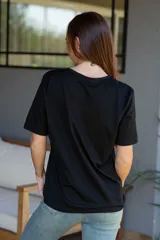 Remera básica de algodón color azul, con escote redondo, manga corta y bolsillo en el pecho.