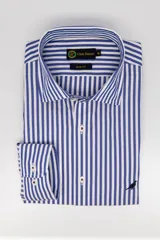Camisa de manga larga Club House de corte slim fit, con cuello corto y diseño a cuadros multicolor en tonos azules, amarillos, rojos y blancos. Cuenta con el logotipo de la marca bordado en el pecho.