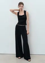 Top sin mangas de diseño entallado, con escote cuadrado y tirantes anchos, confeccionado en tejido elástico.