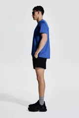 Remera deportiva azul de corte estándar, cuello redondo y mangas cortas. Confeccionada en tejido funcional DryMove™ que ayuda a absorber el sudor.