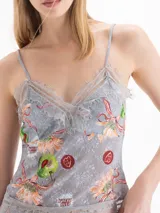 Top gris de tirantes finos con detalle de encaje en el escote y el ruedo, con estampado floral y de manzanas.