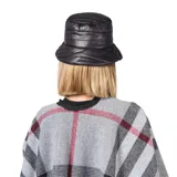 Gorro tipo bucket de color negro, confeccionado en material textil acolchado con diseño de costuras horizontales.