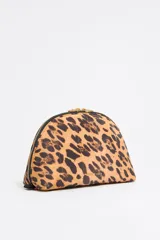 Neceser Bimba y Lola con estampado animal print, confeccionado en nylon. Cuenta con cierre de cremallera, bolsillo interior y placa metálica con el logo de la marca.