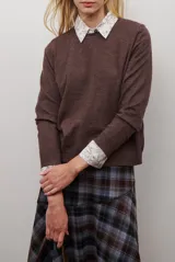 Sweater de punto color marrón, con cuello redondo y manga larga.