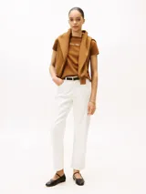 Remera marrón de manga corta con cuello redondo y logo de Tommy Hilfiger bordado en el pecho.