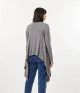 Cardigan gris de tejido de punto, con mangas largas y terminación irregular en el ruedo.
