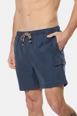 Short de baño cargo color verde militar, de diseño liso con bolsillo lateral con tapa.