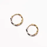Par de aros tipo argolla con diseño retorcido bicolor, dorado y plateado.