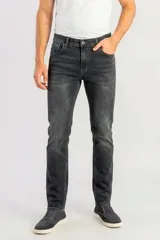 Pantalón jeans slim de hombre en color negro con lavado oscuro y efecto deslavado sutil. Presenta corte ajustado, tiro medio, bolsillos clásicos y cierre frontal con botón y cremallera.
