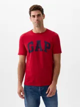 Remera de algodón gris jaspeado con cuello redondo, mangas cortas y logo de la marca estampado en azul marino en el frente.