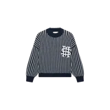 Sweater de punto de rayas verticales azul marino y blancas, con cuello redondo y un monograma bordado en contraste en el pecho.