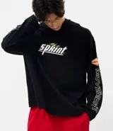 Remera de manga larga color negro, con cuello redondo y diseño estampado con lettering en el frente, espalda y mangas.