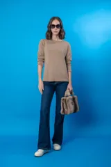 Sweater celeste de tejido de punto liso, con cuello redondo y mangas largas.